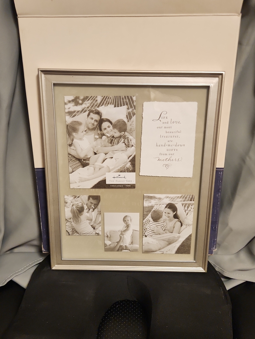 Hallmark The Family Tree. "MOM"